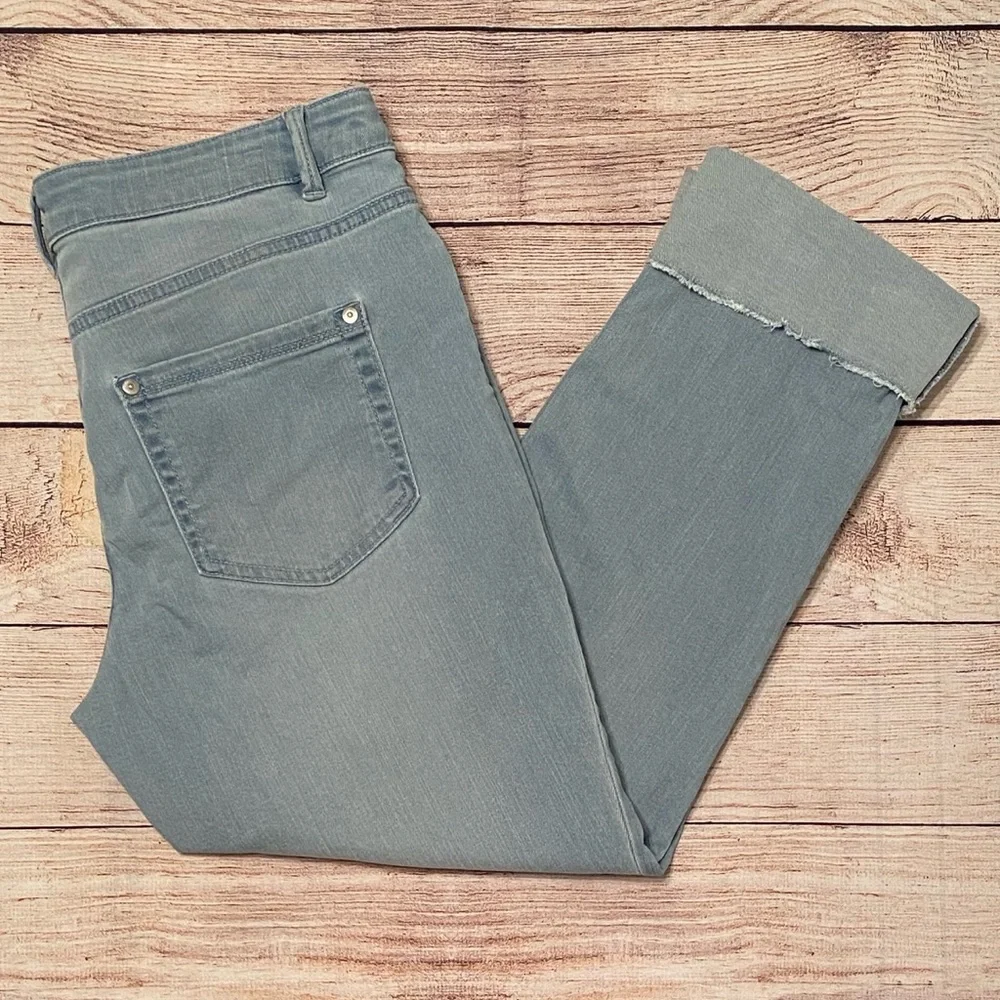 J. Jill Light Wash Authentic Fit Cuffed Cropped Jeans - Picture 1 of 11